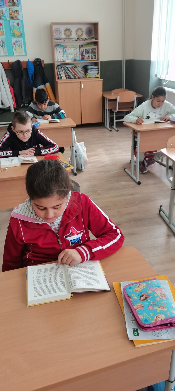 Elevi citind în liniște, fiecare în banca lui