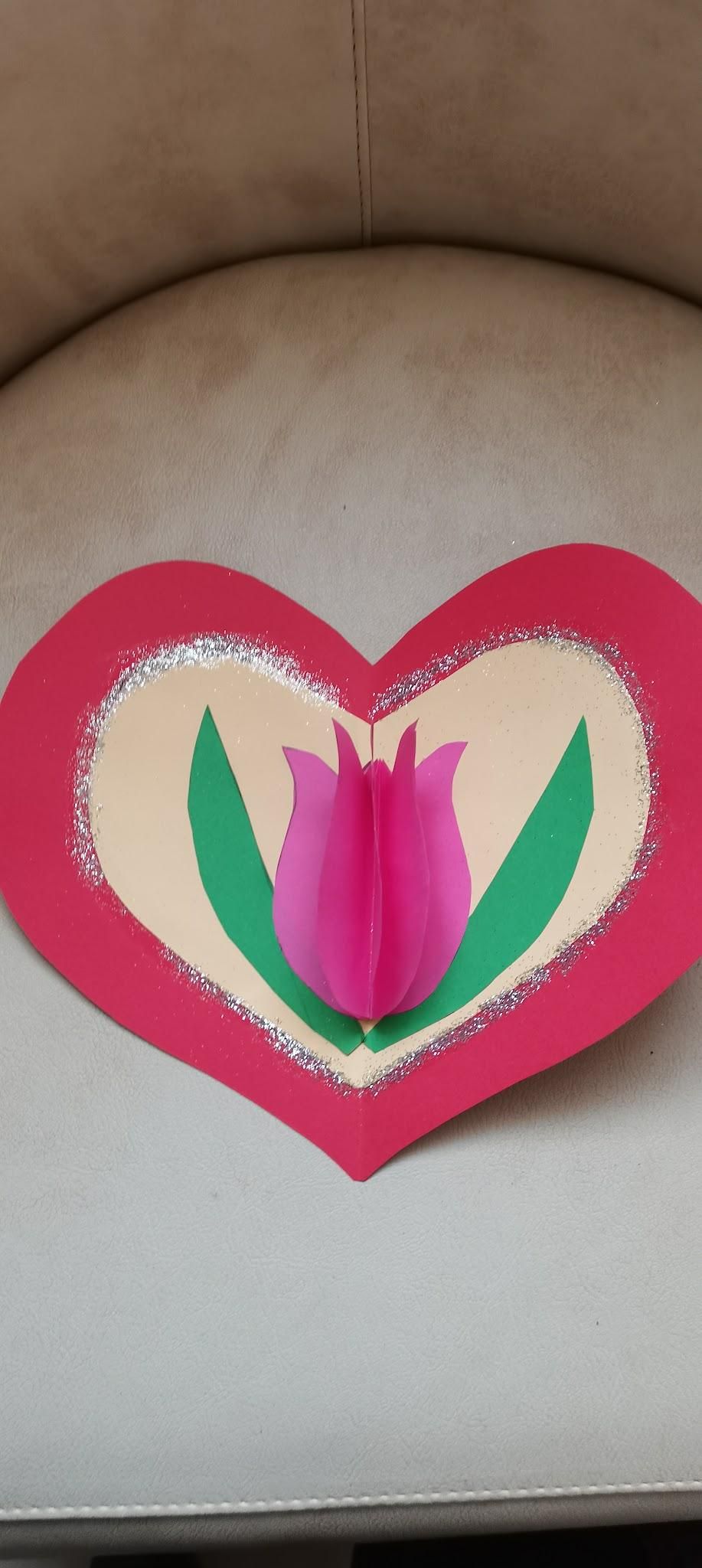 Felicitare în formă de inimă, cu o lalea roz din hârtie