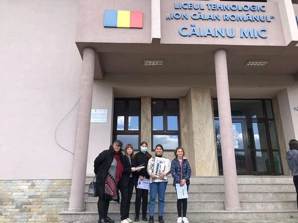 Eleve cu diplome și însoțitori pe treptele Liceului Tehnologic „Ion Căian Romanul” din Căianu Mic